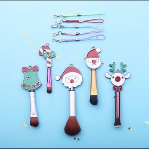 Travel Set of 5 Mini Holiday Cosmetic Brushes and Felt-Like Pouch